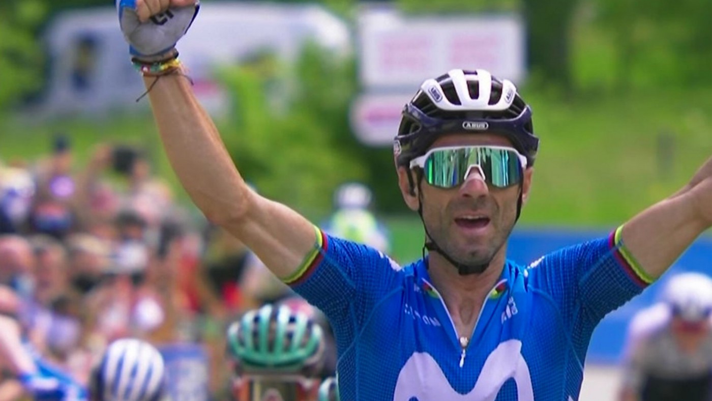 Alejandro Valverde levanta los brazos como ganador de la etapa