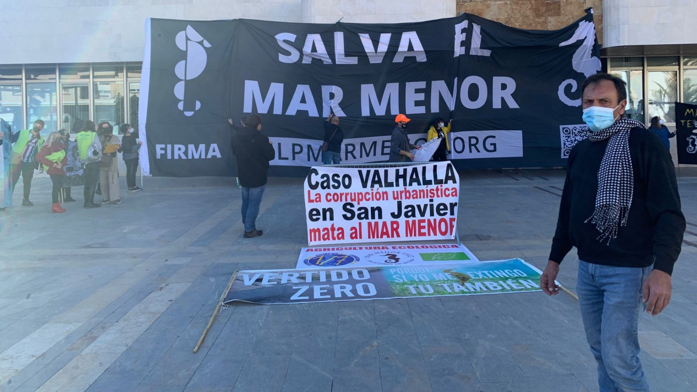 Concentración esta mañana ante el ayuntamiento de San Javier. Foto: V.M.M.