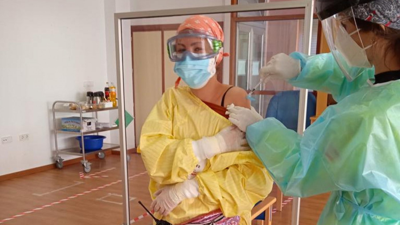 Una enfermera es vacunada en la residencia de Villanueva