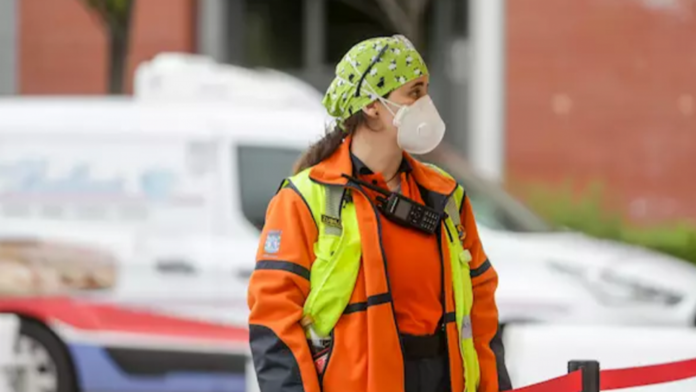 Sanitario con mascarillas