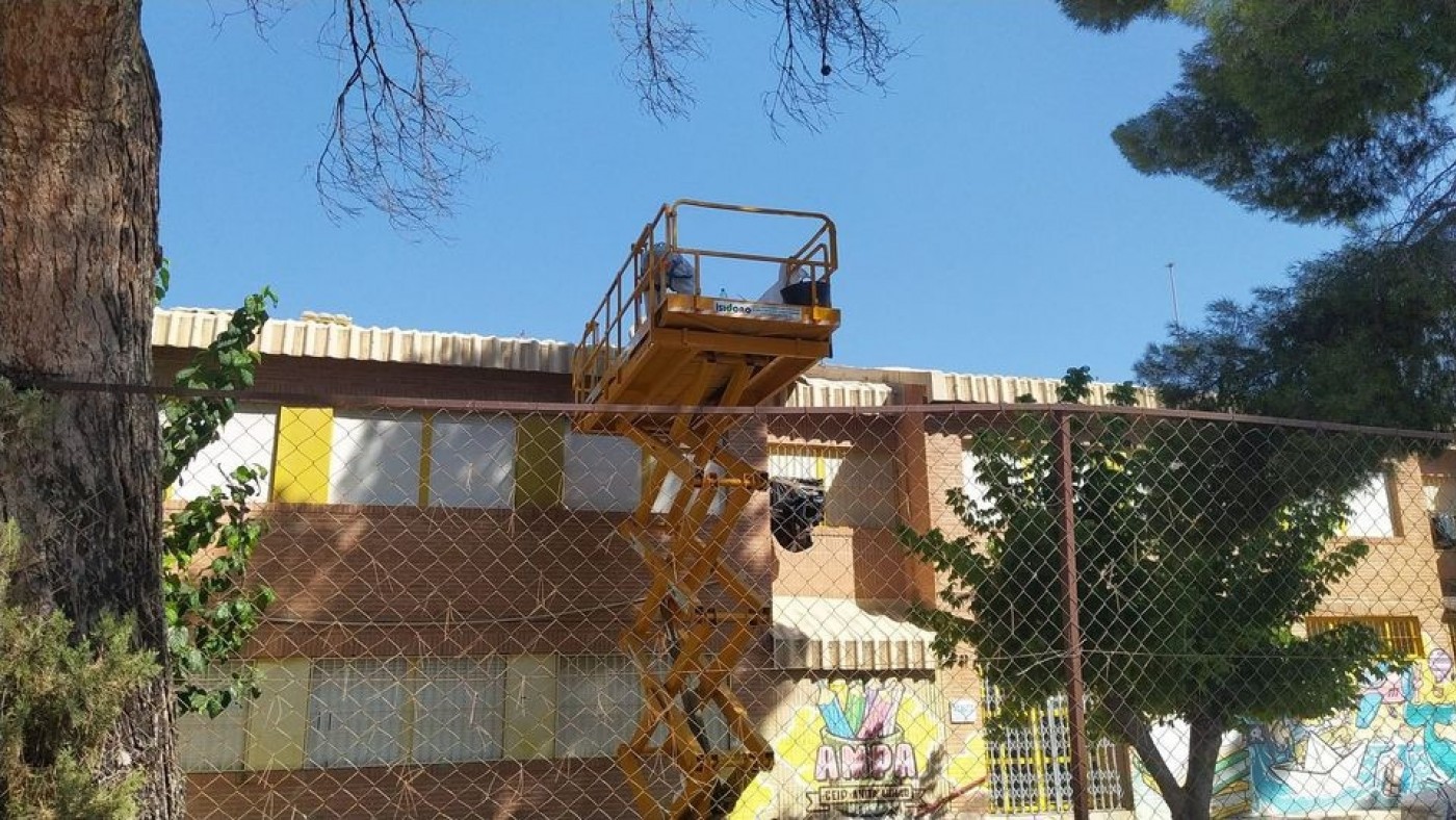 El colegio 'Anita Arnao' de Mula elimina el fibrocemento del tejado