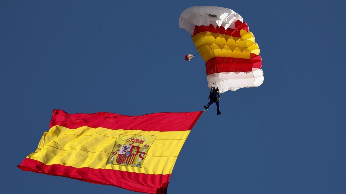 VÍDEO | Así aterrizaba la bandera de España durante el desfile del 12 de octubre