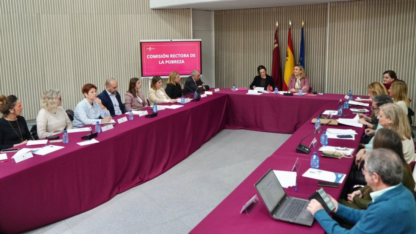 La Región de Murcia presenta una estrategia de más de 100 millones para combatir la pobreza que afecta al 32% de la población