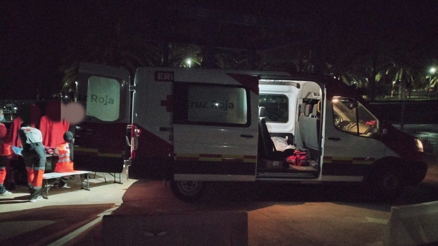 Rescatan a 3 ocupantes de una patera que encalló en Águilas 