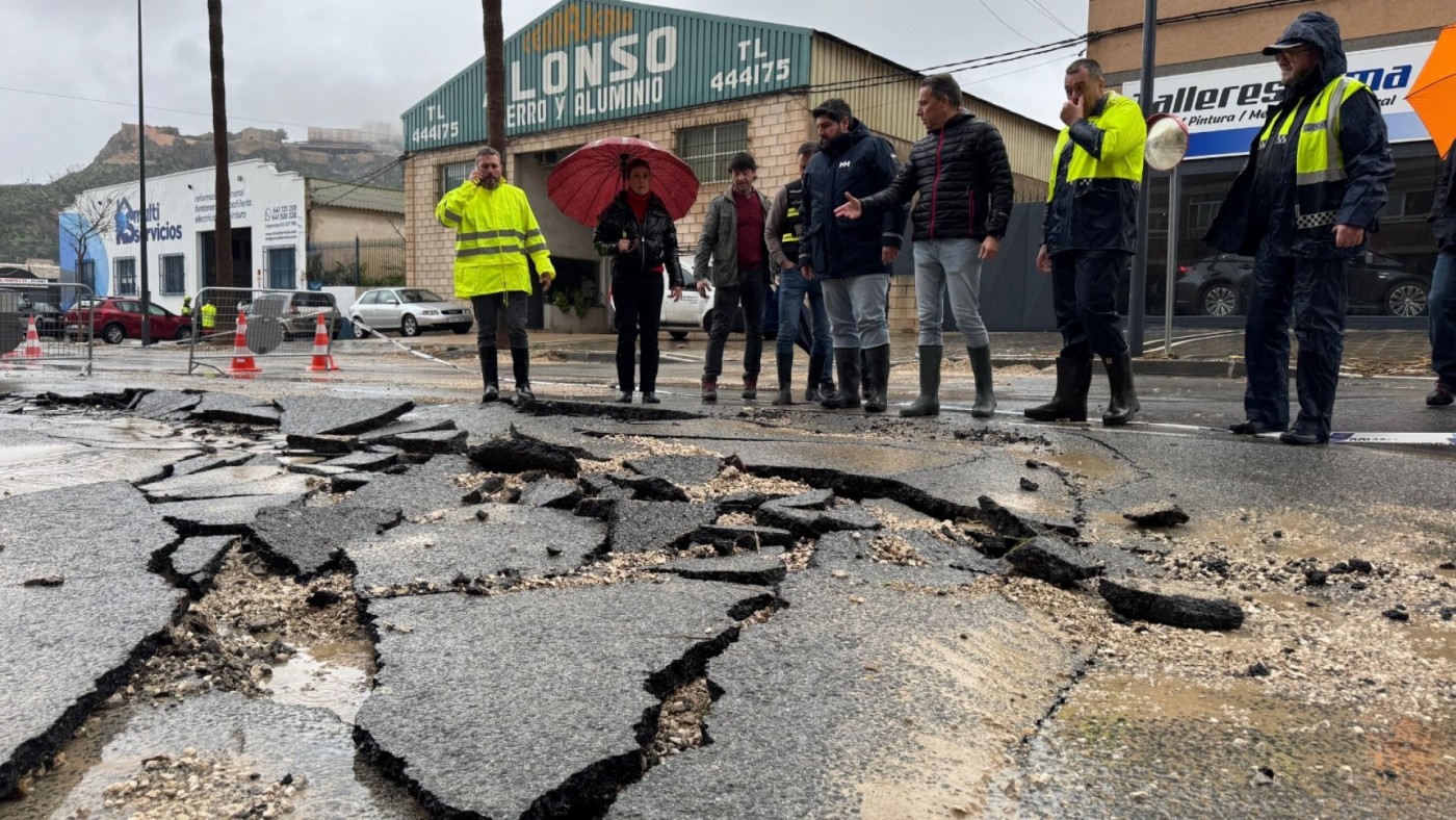 Las lluvias en Lorca dejan familias desalojadas en viviendas dañadas y negocios inundados