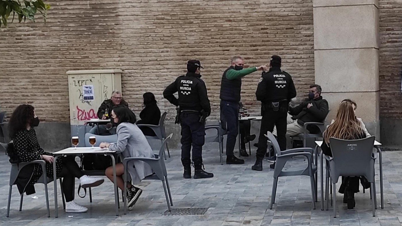 La Policía vigila el aforo en una terraza de Murcia este fin de semana