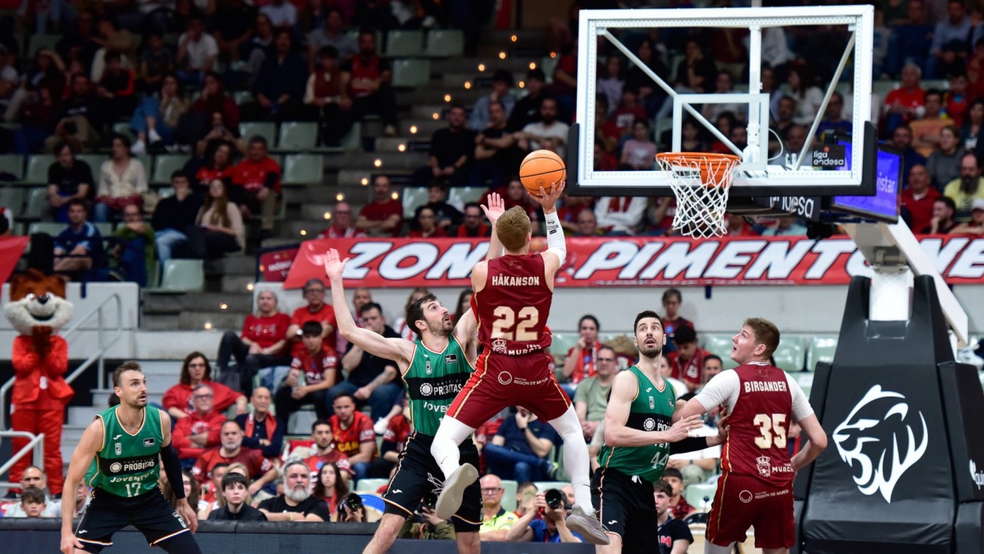 UCAM Murcia se reconcilia con la victoria en El Palacio (100-83)
