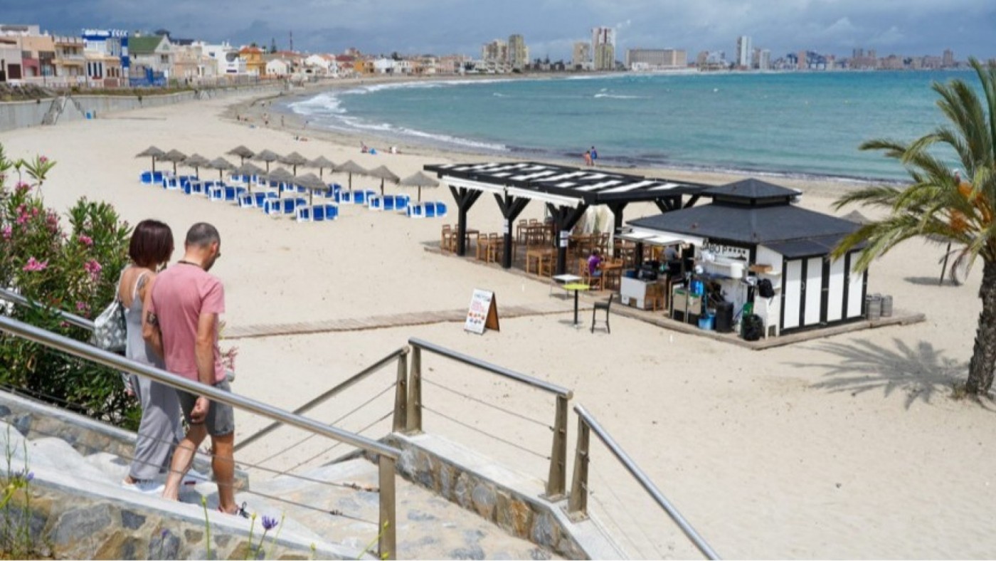 Los chiringuitos de la costa de Cartagena no llegan a tiempo para abrir en Semana Santa