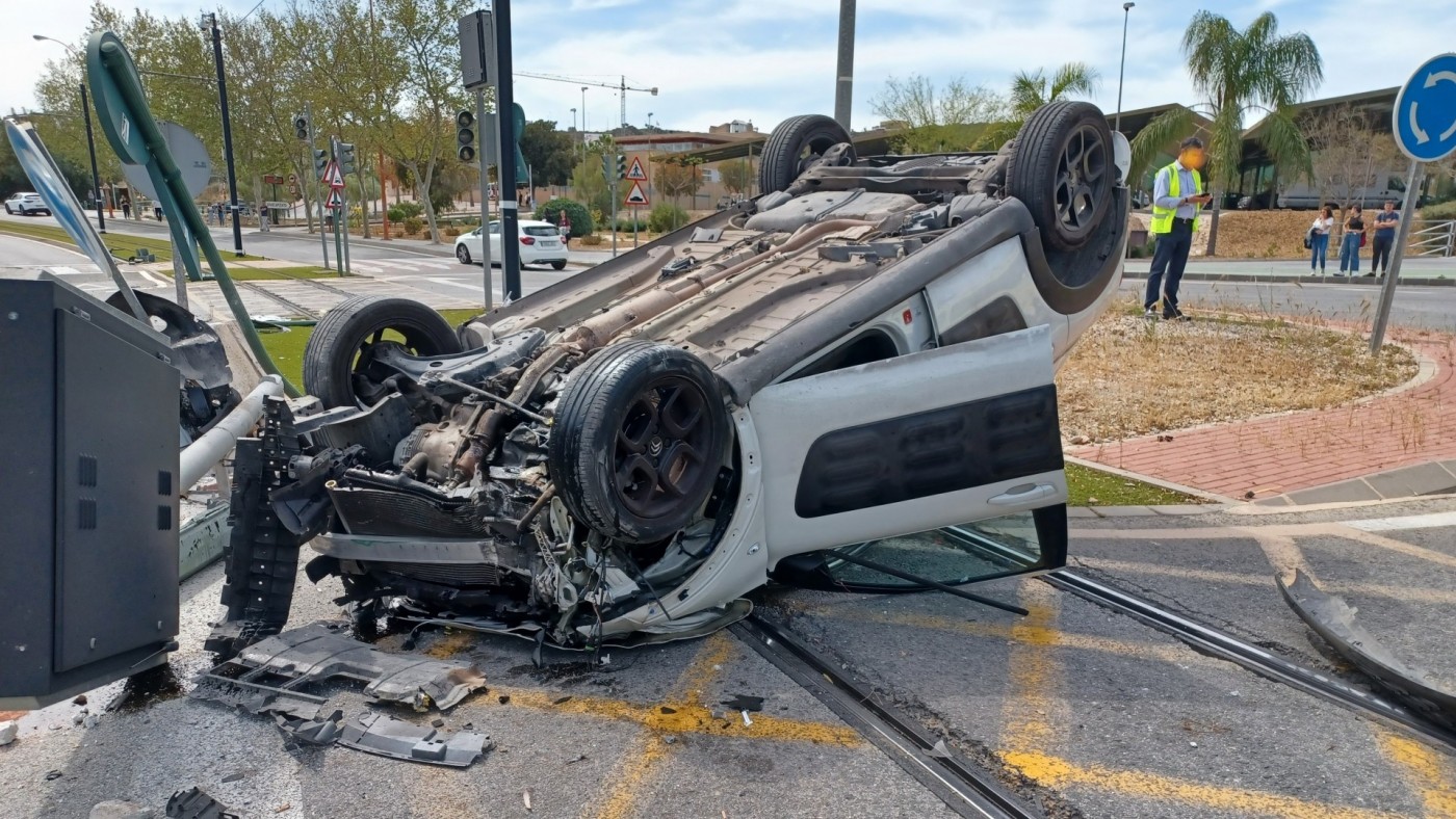 Herido un hombre de 34 años al colisionar un autobús y un turismo en Espinardo 