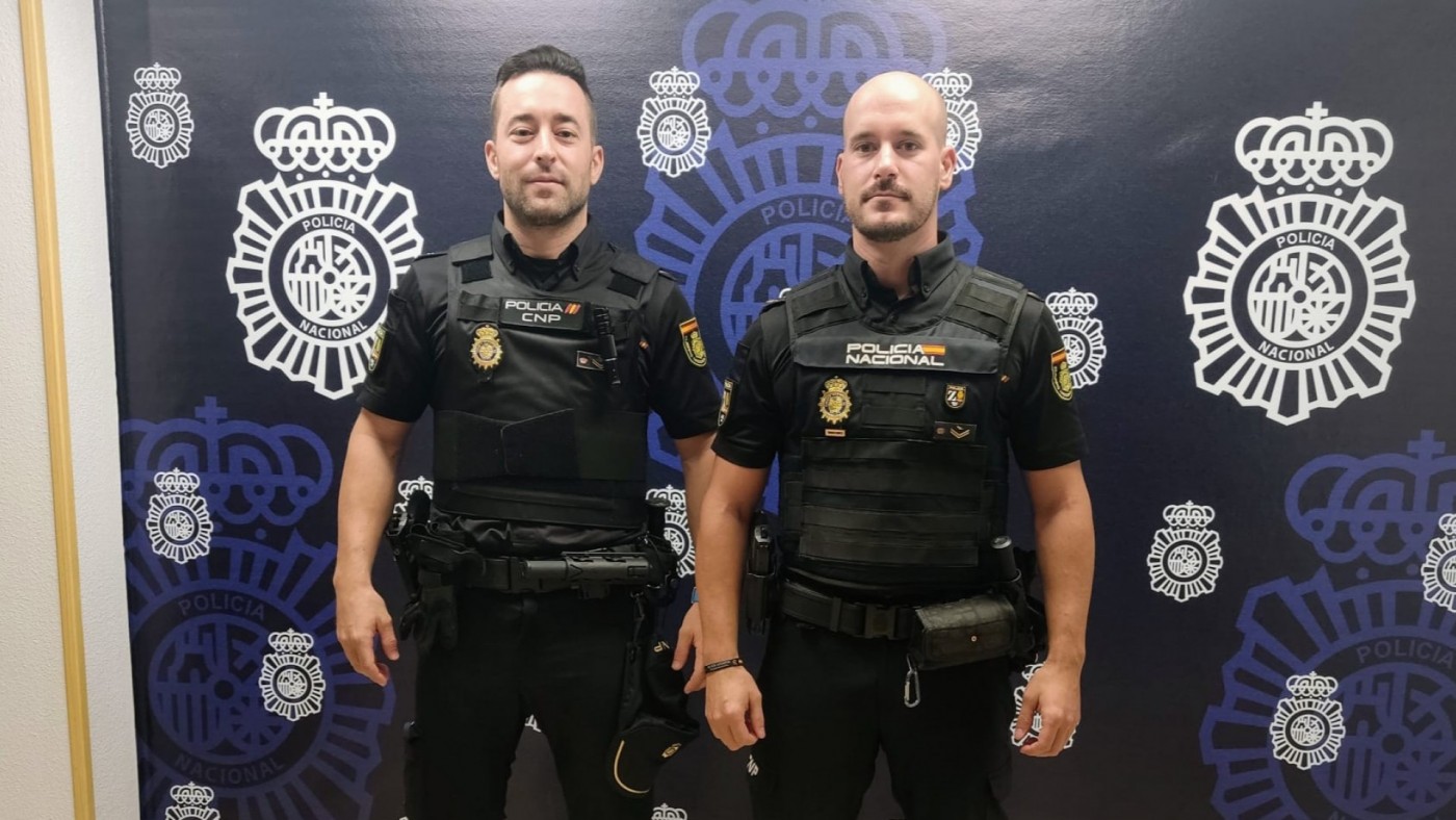 Dos policías salvan a una mujer que amenazaba con tirarse desde una azotea en Murcia