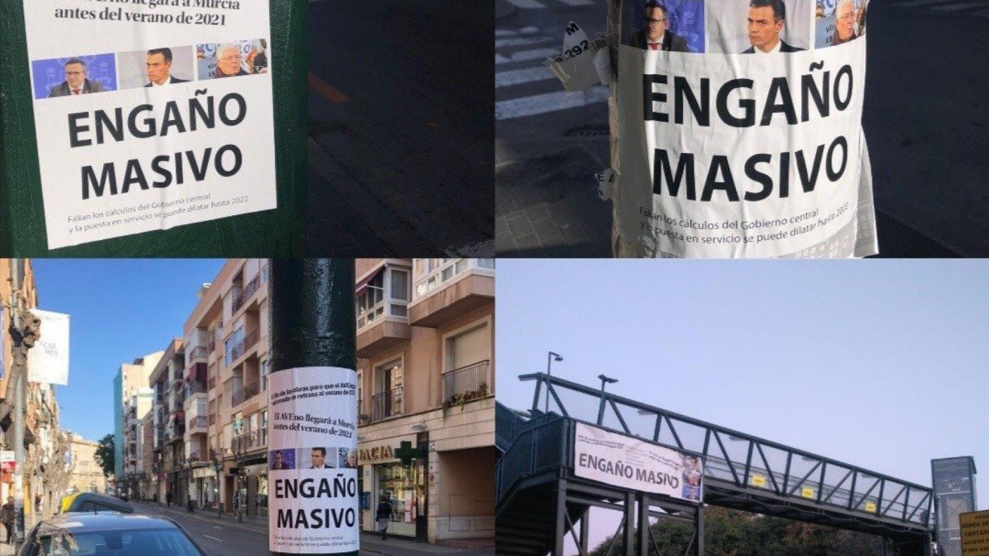 Aparecen carteles con el lema "engaño masivo" en la pasarela de Santiago el Mayor