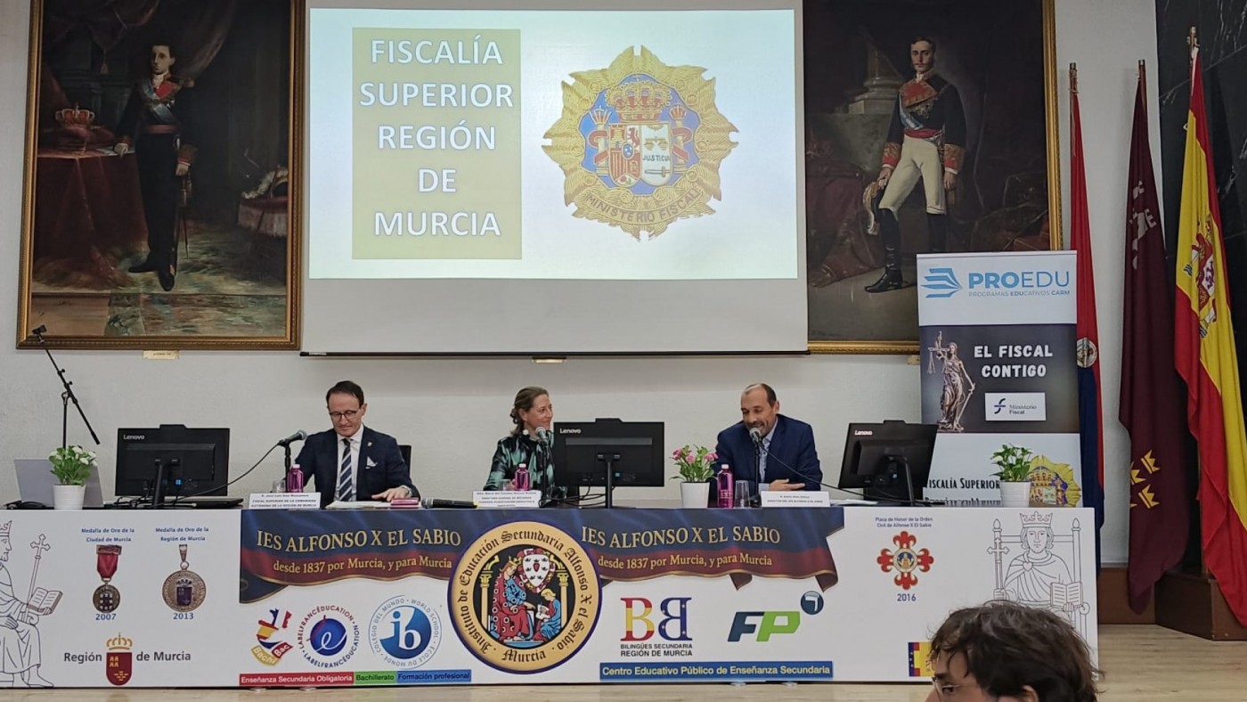 El Fiscal Superior aboga por limitar el acceso de los menores a internet y redes sociales