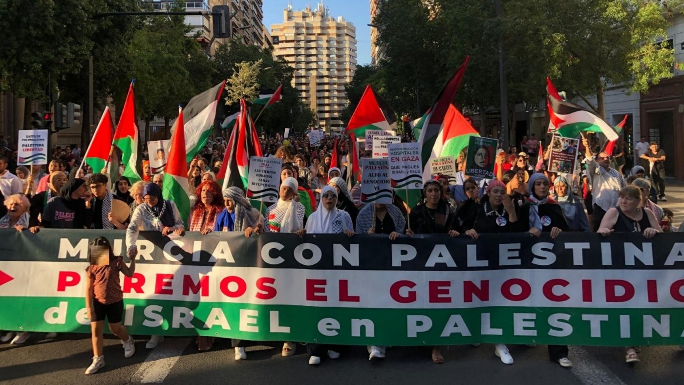 Miles de personas marchan por Murcia gritando "¡no es una guerra, es un genocidio!"