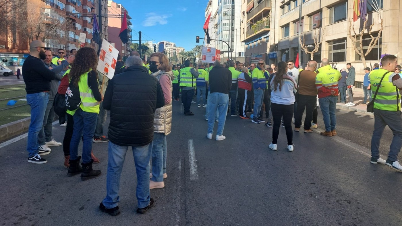 Los trabajadores del transporte sanitario volverán a protestar el próximo jueves ante la Consejería de Salud