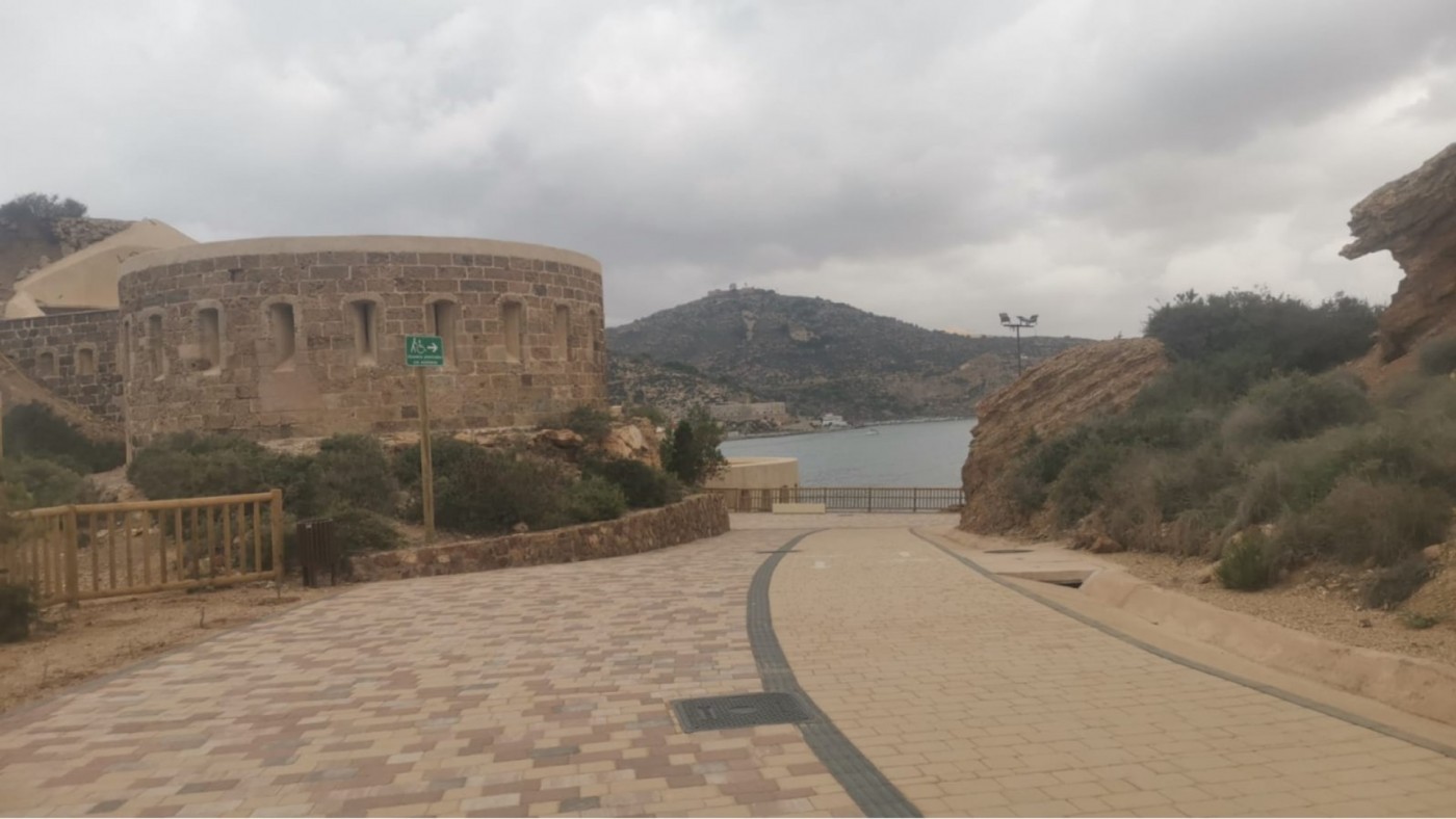 El nuevo sendero de Cala Cortina pone en valor las antiguas baterías de costa de Cartagena
