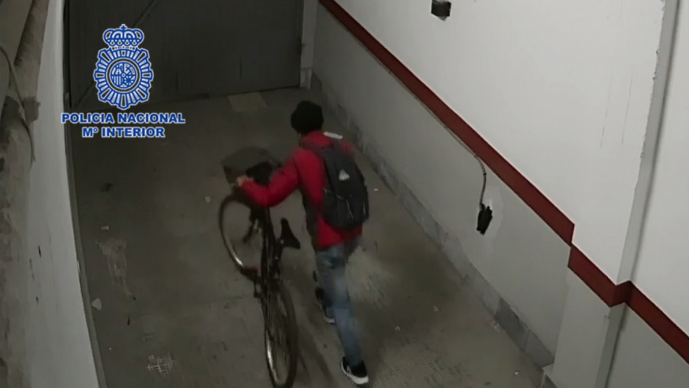 Imagen de la cámara de seguridad en la que se ve al ladrón robando una bicicleta en un garaje