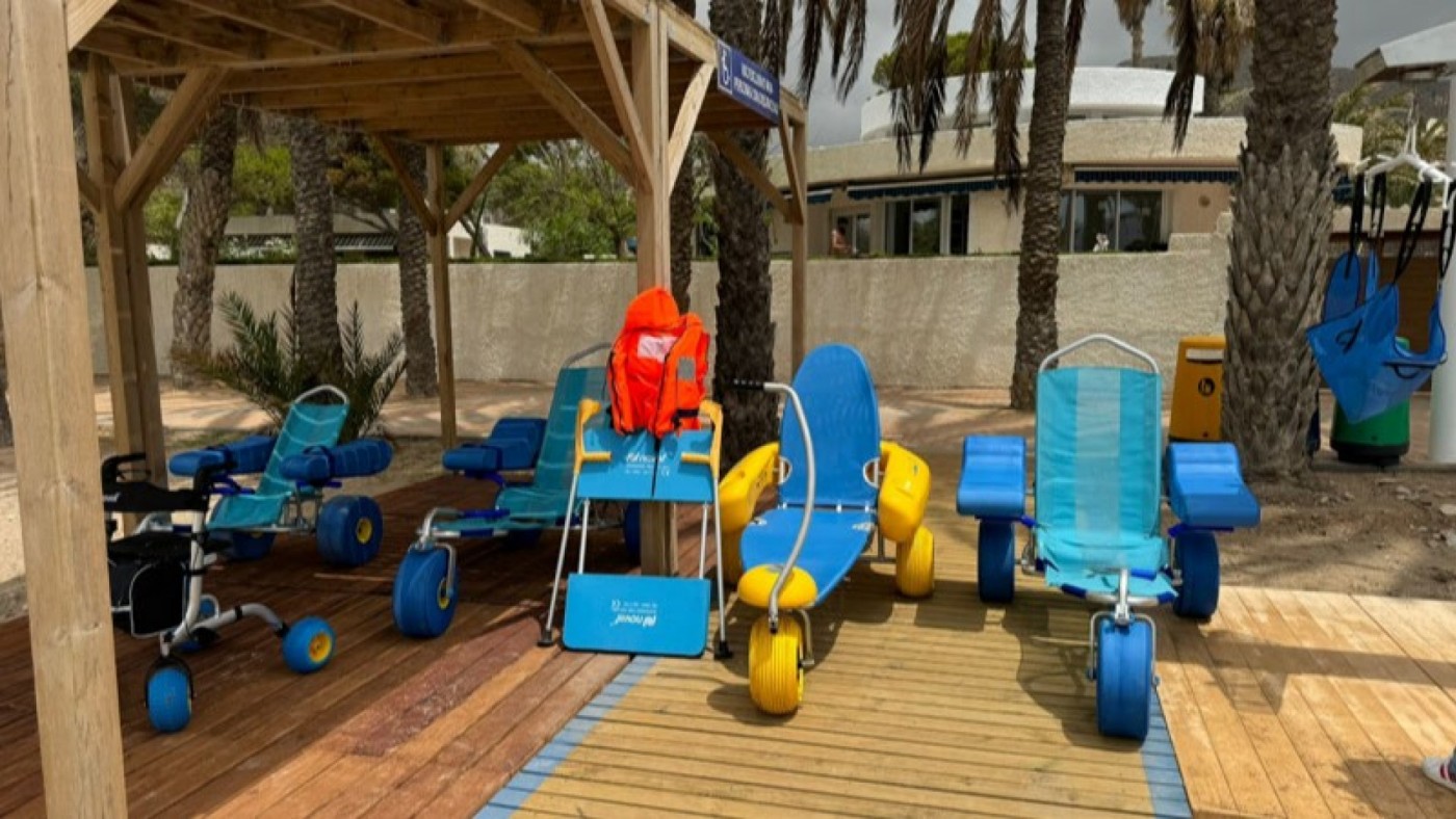 Baño asistido en tres playas del litoral cartagenero