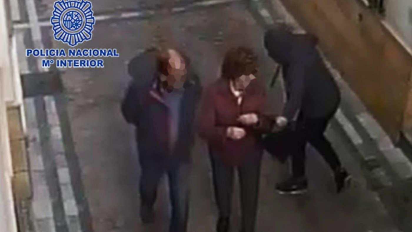 Cámara de seguridad graba uno de los robos cometidos por el detenido. 