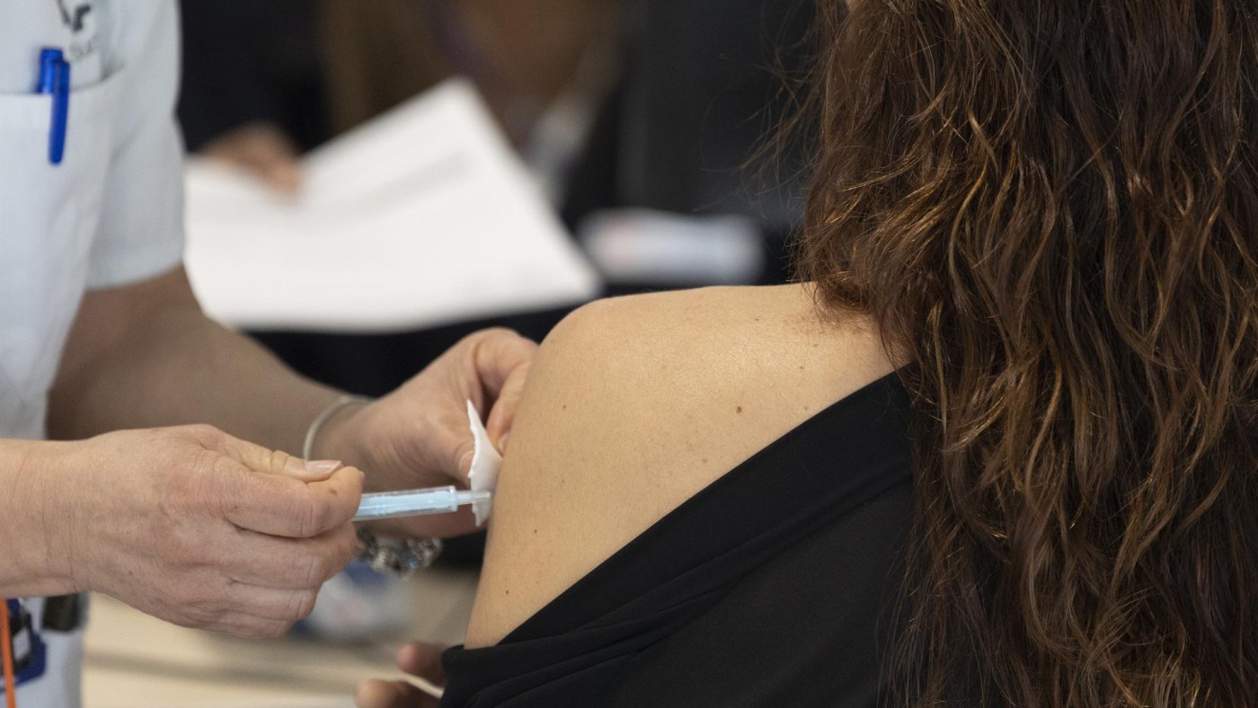 Continúa el descenso de contagios y se mantiene el número de fallecidos