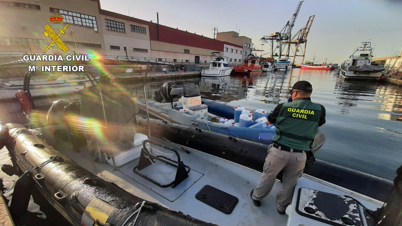 La Guardia Civil intercepta una lancha con 700 litros de combustible a bordo en aguas de Águilas 