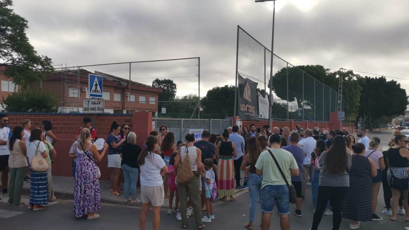 Protesta de padres en Cartagena por el cierre del colegio del Bohío