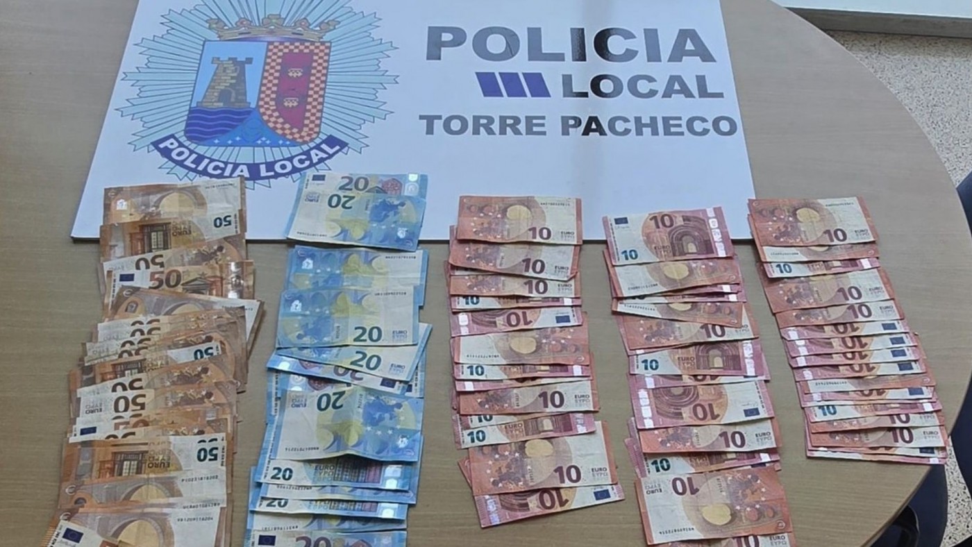 Un cajero automático de Torre Pacheco comienza a expulsar billetes sin control