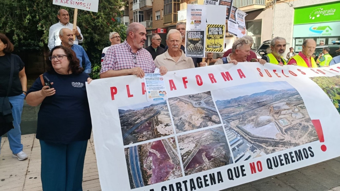 Protestan por los suelos contaminados en Los Mateos a las puertas los juzgados