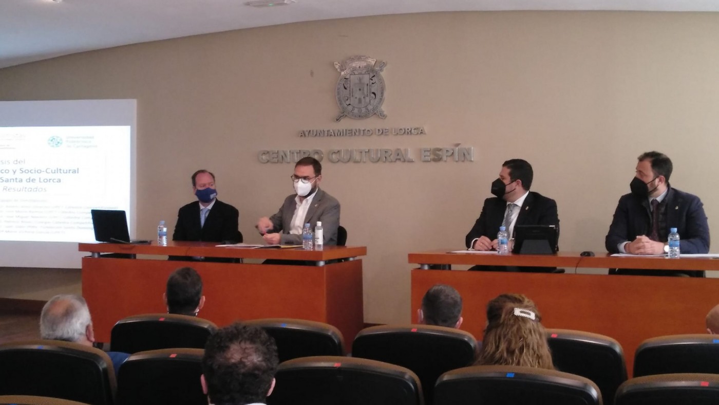 Presentación de los resultados del informe sobre la suspensión de la Semana Santa en Lorca. ALFONSO MARTÍNEZ