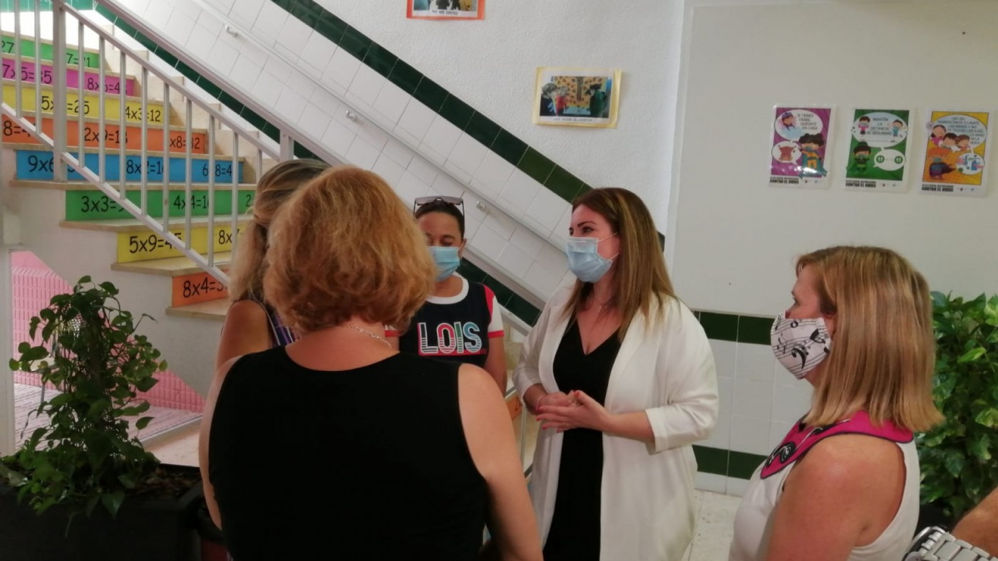 Esperanza Moreno durante su visita al colegio San Pablo de Murcia