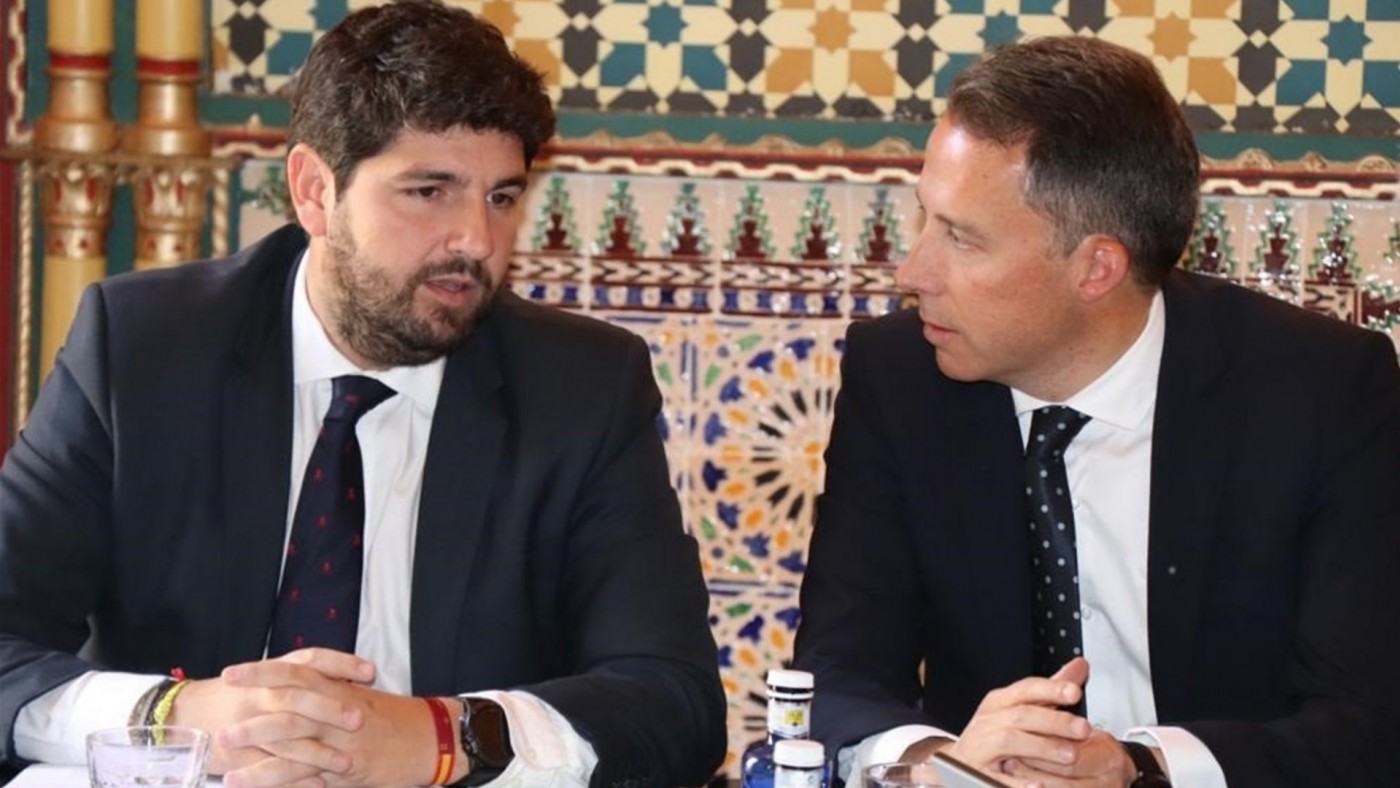 López Miras charla con el alcalde de Lorca, Fulgencio Gil.