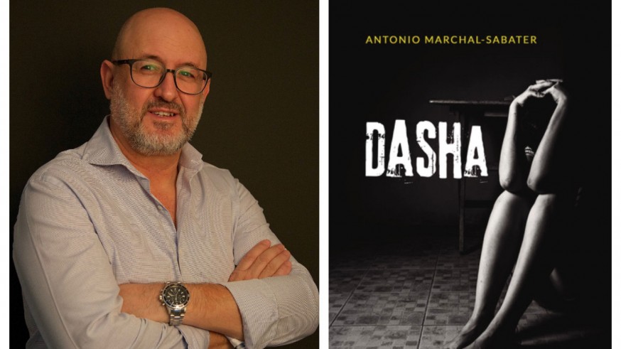 Antonio Marchal-Sabater junto a la portada de su nueva novela