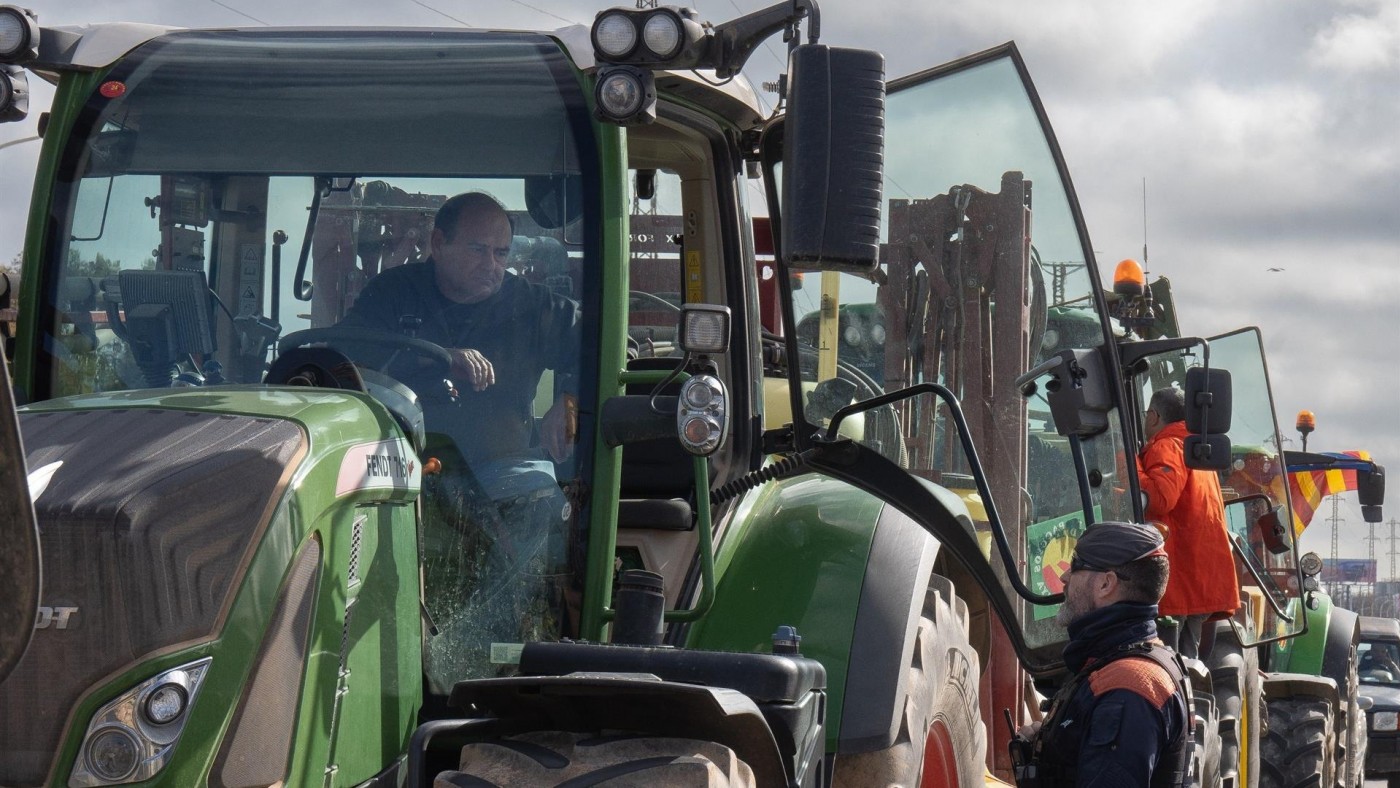 Agricultores catalanes y franceses cortan la frontera en cinco puntos de Girona y Lleida