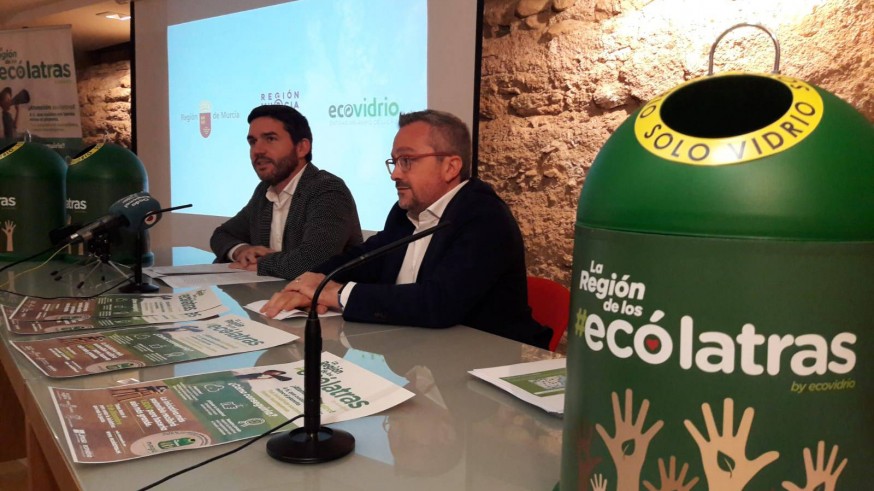 Antonio Luengo, director general de Medio Ambiente, y Roberto Fuentes, de Ecovidrio. ORM
