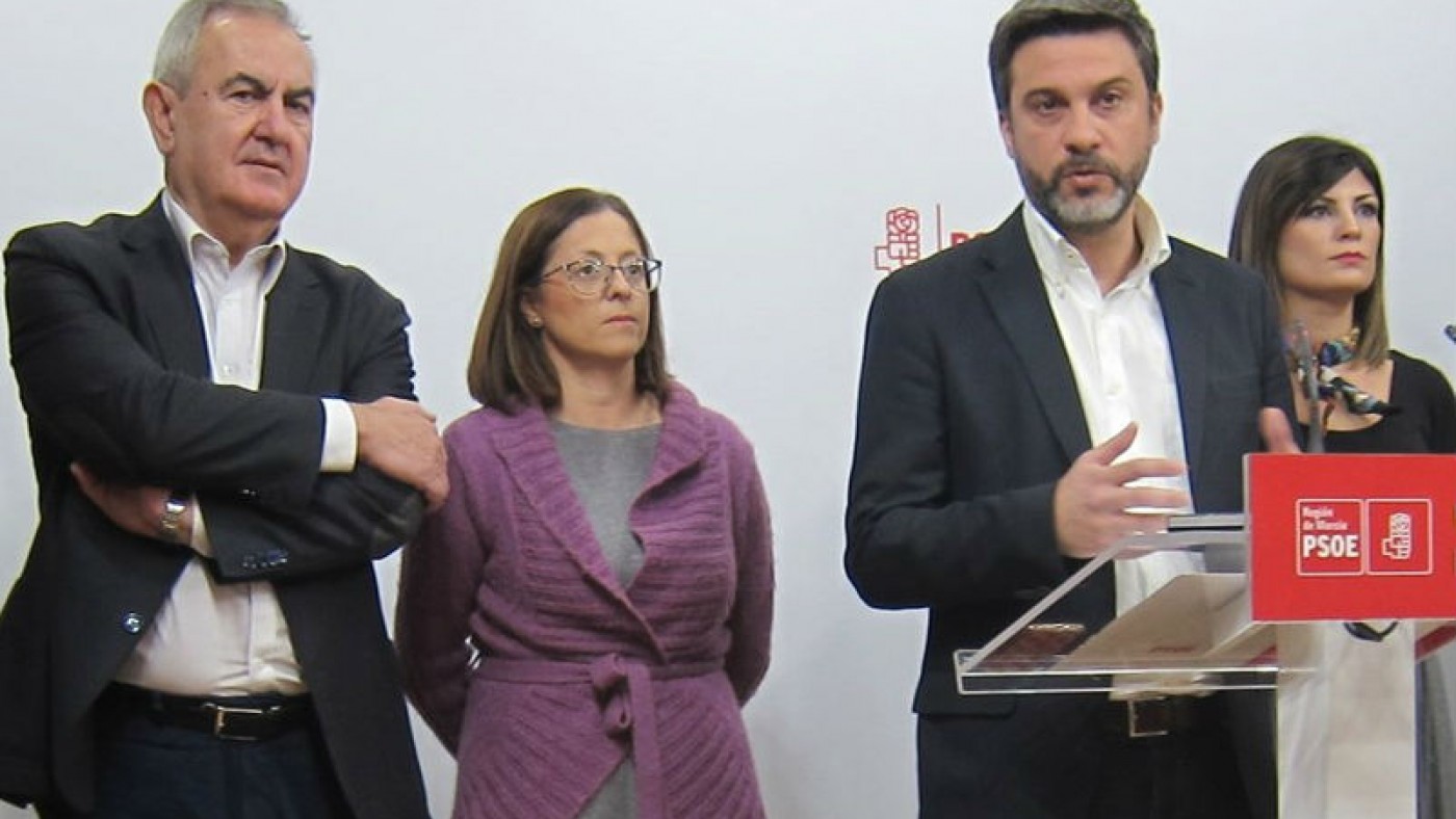Joaquín López rodeado de diputados y alcaldes socialistas