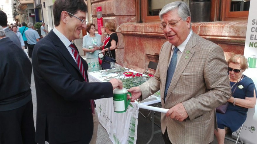 Manuel Villegas en la puerta del Casino de Murcia