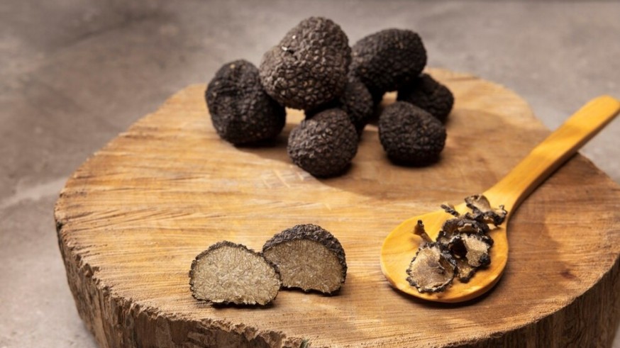 Arreglo de trufas en bodegón de tablero de madera