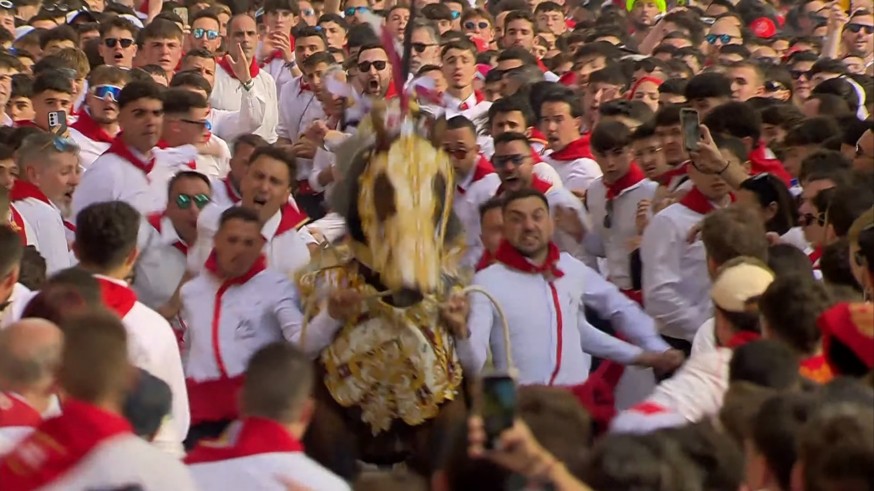 La peña Calimocho gana la carrera de los Caballos del Vino de Caravaca