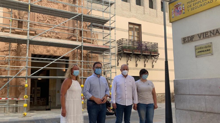 NO ES UN VERANO MÁS. La restauración de la fachada del Palacio de Guevara llega a su última fase