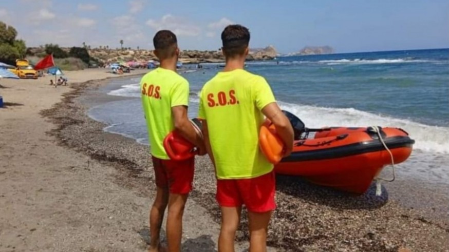 Rescatan a tres bañistas en la playa de Matalentisco de Águilas