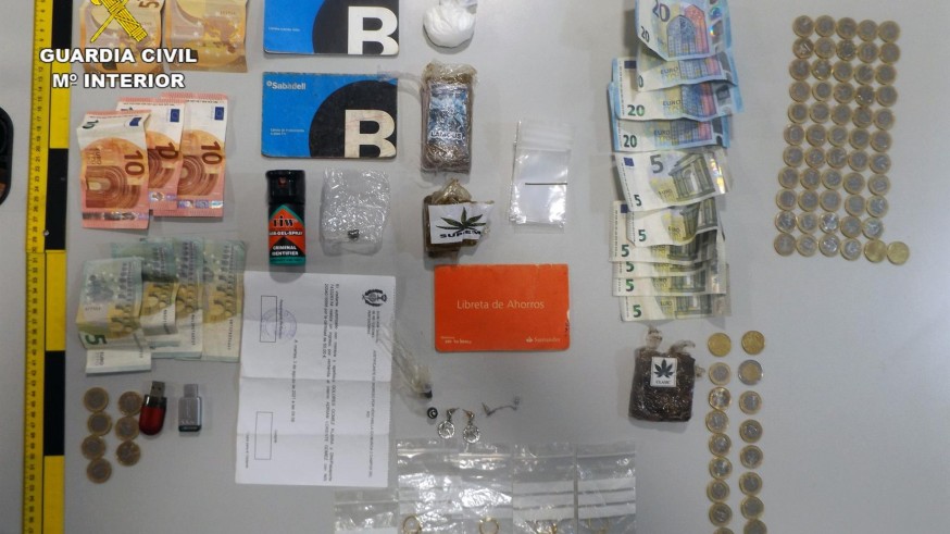 Droga, dinero y otros objetos requisados por la Guardia Civil . GUARDIA CIVIL