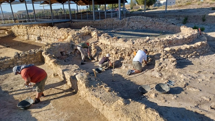 Estudiantes de Murcia y Granada colaboran en la excavación de Villaricos en Mula