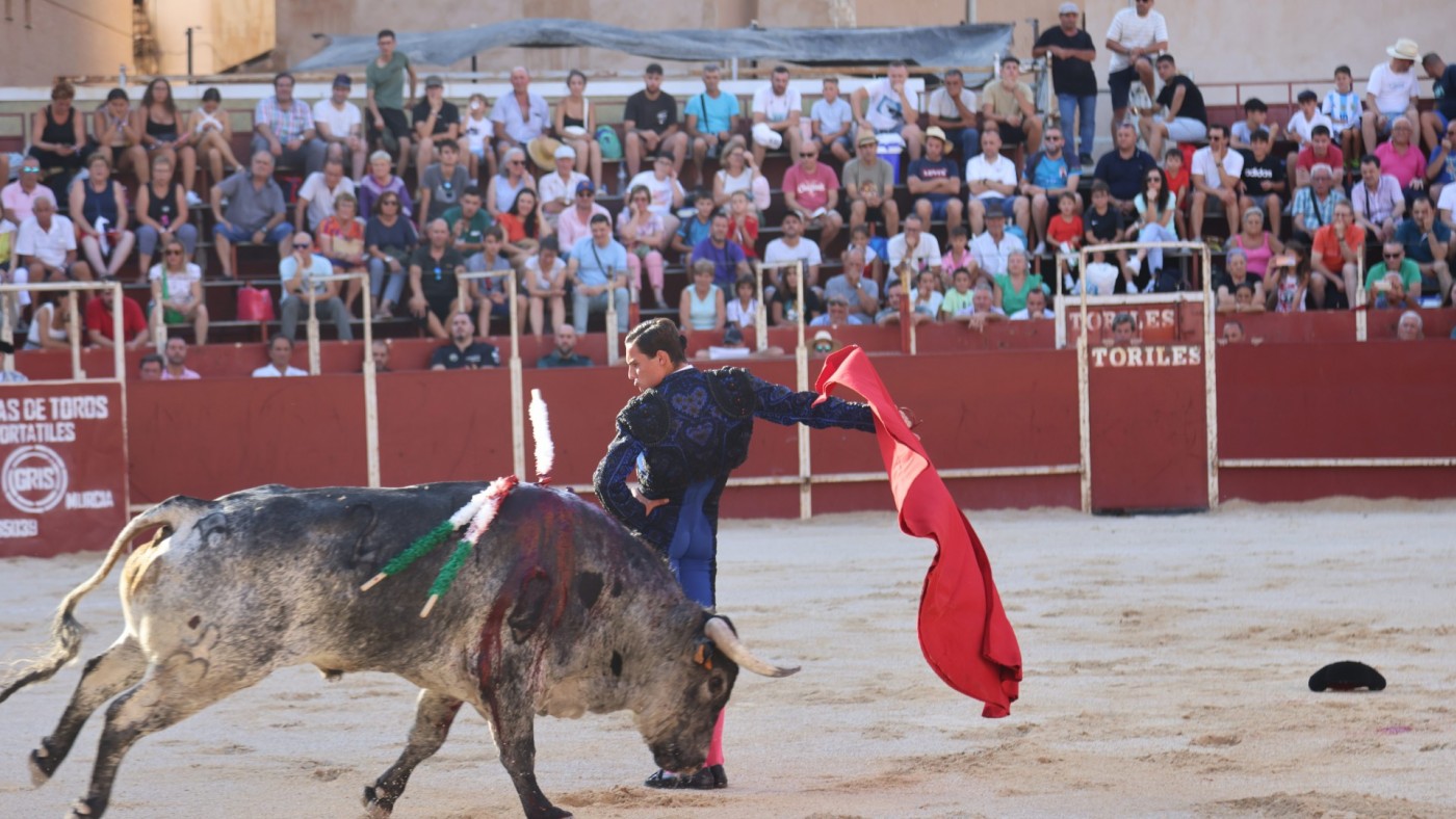 Herido de una cornada en Blanca el banderillero Felipe Peña