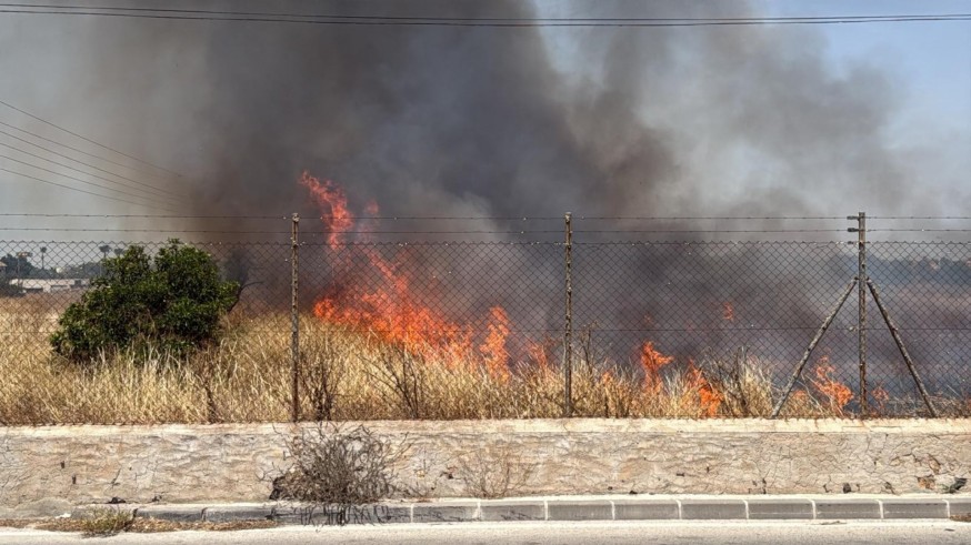 Un incendio en Cabezo de Torres afecta a una infravivienda y a dos coches
