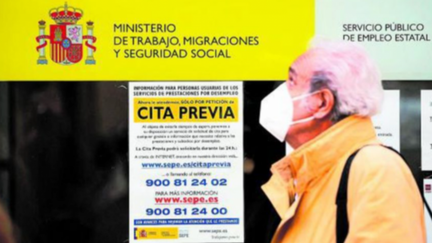 Hombre delante de una oficina de empleo