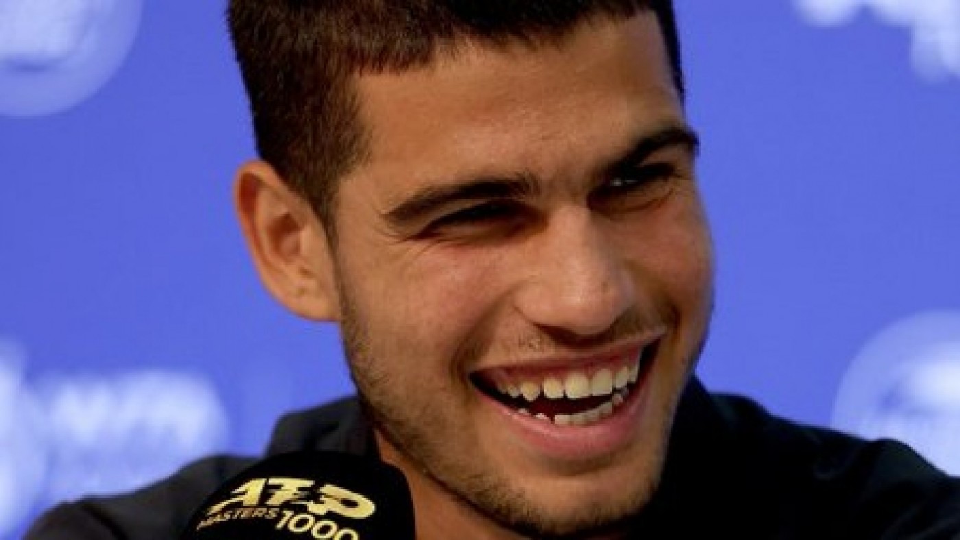 Carlos Alcaraz, sonríe en la rueda de prensa previa al torneo.