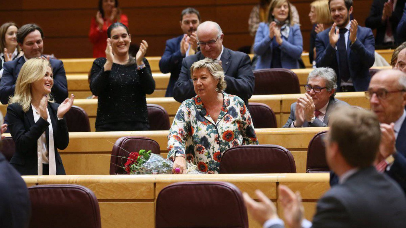 Barreiro es recibida con aplausos por sus compañeros del PP en el Senado