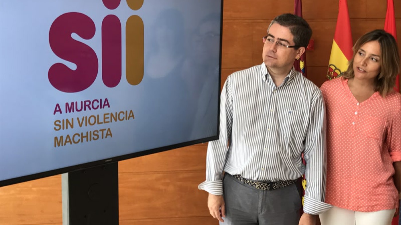 Conchita Ruiz y Jesús Pacheco junto al logo de la campaña 