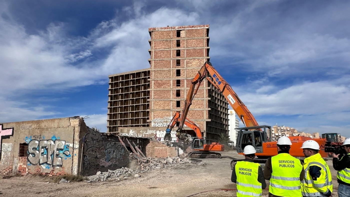 Comienza la demolición del edificio Lagoymar en La Manga que concluirá en tres meses