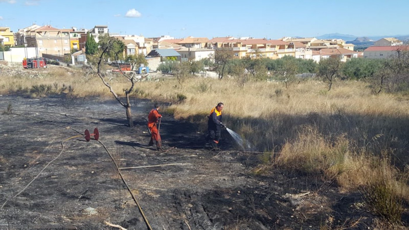 Un incendio arrasa casi una hectárea de matorral en Moratalla y obliga a desalojar varias viviendas