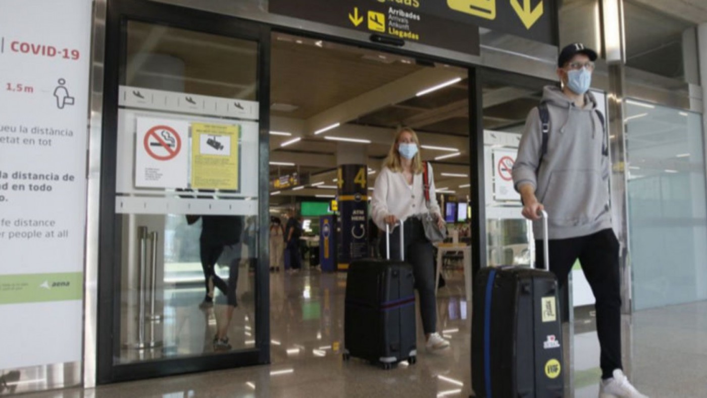 Turistas a la llegada a un aeropuerto. EUROPA PRESS
